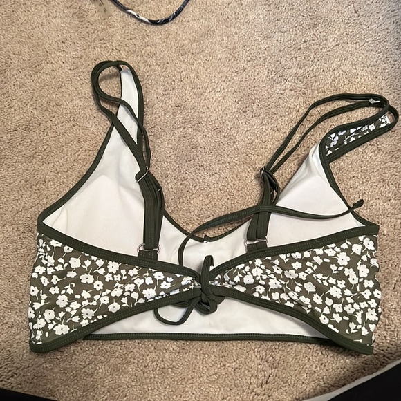 great and white floral bikini top, never worn, size 1XL. - Picture 2 of 2